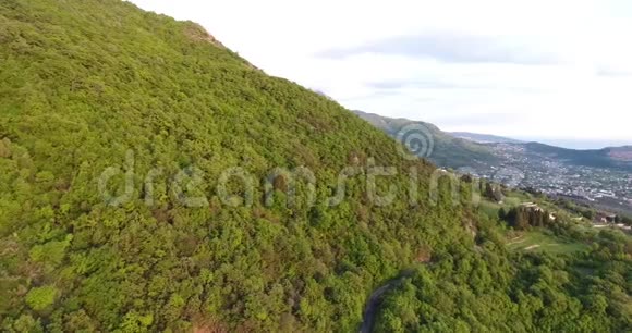 黑山南部高山上未触及的森林和公路视频的预览图