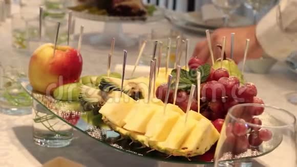 不同的新鲜水果在婚礼自助餐桌上水果和浆果婚礼桌装饰婚礼新年视频的预览图
