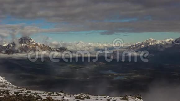 雾蒙蒙的早晨在惠斯勒山视频的预览图