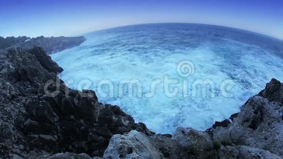 海浪拍打着岩石视频的预览图