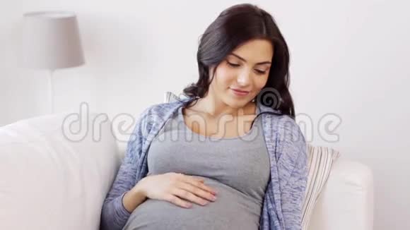 孕妇在家用智能手机自拍视频的预览图