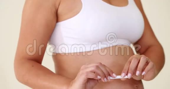 孕妇抽了根烟视频的预览图
