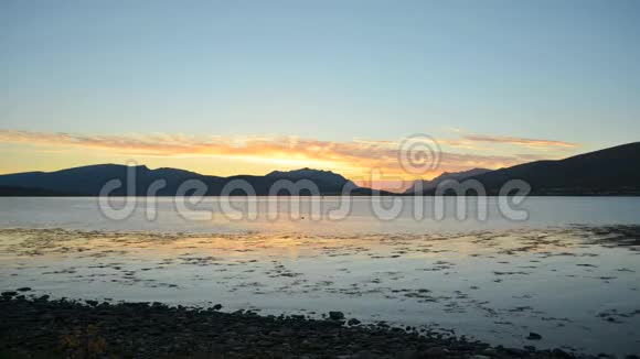 秋天在峡湾和山景上的五彩缤纷的日落视频的预览图