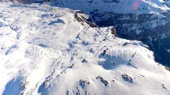 滑雪场和阿尔卑斯山空中展示视频的预览图