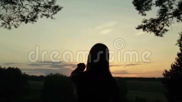 日落后年轻女子在森林里跳着舞视频的预览图