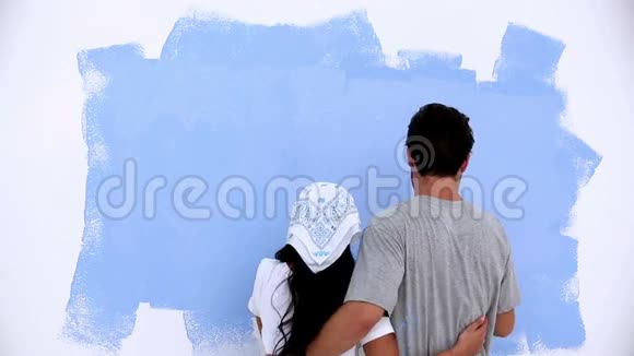 可爱的夫妇画了一堵墙视频的预览图