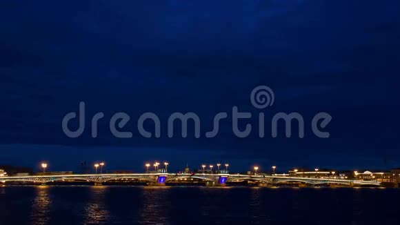 宫殿桥绘制在圣彼得堡俄罗斯与彼得和保罗堡垒的背景在晚上视频的预览图
