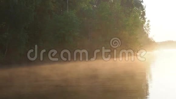 湖面上阳光的金光湖上金色夕阳日出关于视频的预览图