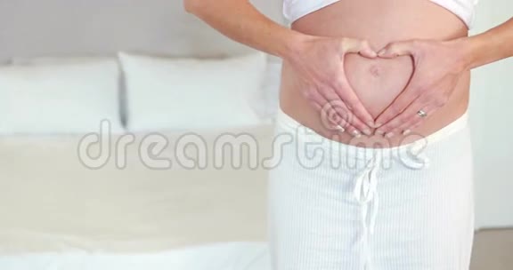 孕妇做心脏形状的肿块视频的预览图