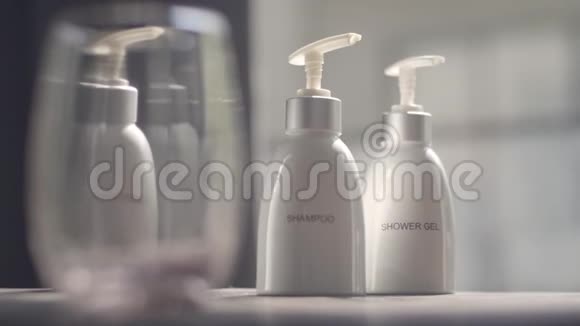 淋浴凝胶和洗发水视频的预览图