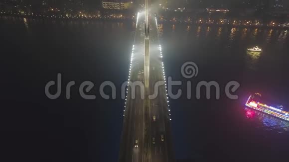 广州市大桥夜间汽车交通中国广东鸟瞰图视频的预览图