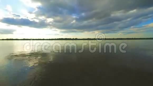 云层飞越俄罗斯阿斯特拉罕附近的伏尔加河时间推移视频的预览图