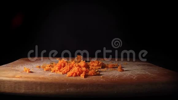 落在木桌上的锯齿胡萝卜慢动作视频的预览图