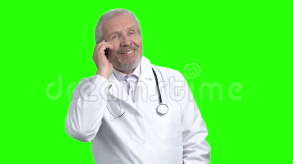 老医生在讲电话画像视频的预览图