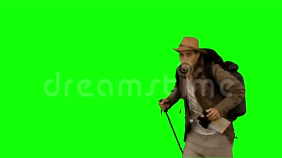 在绿色屏幕上手持登山杖的定向男子视频的预览图