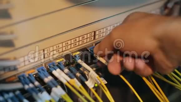 服务器机房的网络工程师从事光学贴片和光学模块的工作视频的预览图