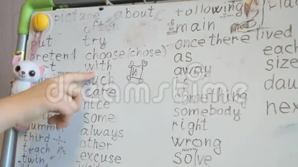 手指孩子指着黑板上的英文单词视频的预览图