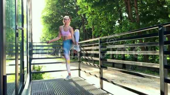 健身妇女在绿色公园做运动视频的预览图