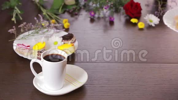 杯子里的红茶和咖啡有饮料和甜点的桌子上文视视频的预览图