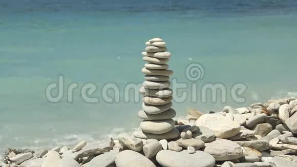 在海滩上堆着禅宗的石头视频的预览图