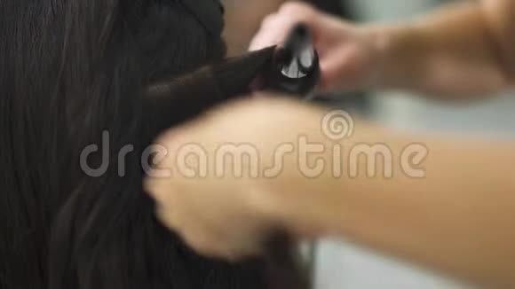 美女在美容院做发型视频的预览图