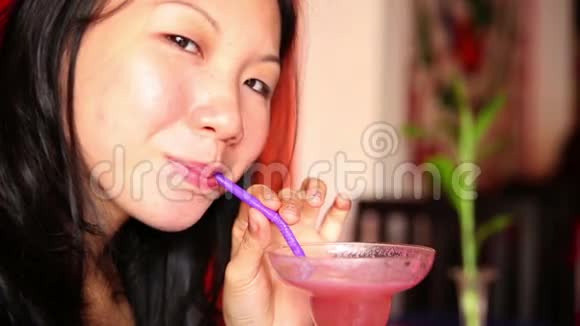 亚洲年轻女子独自在酒吧喝鸡尾酒视频的预览图