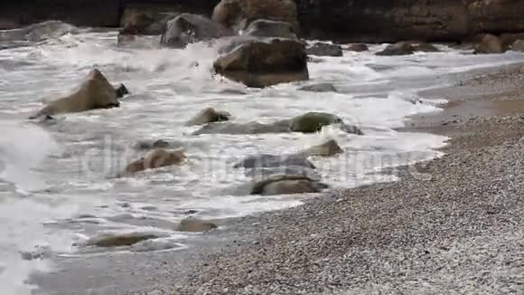 石质海岸上的暴风浪视频的预览图