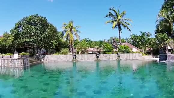 豪华酒店的鸟瞰图莱克斯蓝游泳视频的预览图