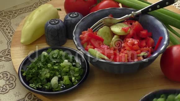 西红柿黄瓜和洋葱春沙拉视频的预览图