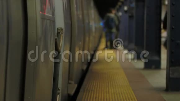 纽约地铁列车离开视频的预览图