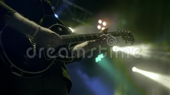 舞台上吉他手的剪影深色背景烟雾聚光灯视频的预览图