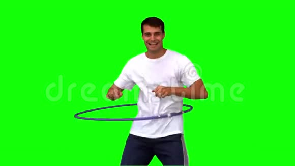 在绿色屏幕上玩呼啦圈的人视频的预览图