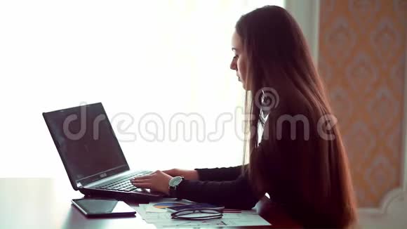 女商人拿着文件在咖啡店工作小女孩坐在咖啡馆里拿着平板电脑严重青少年视频的预览图