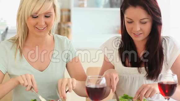 迷人的女人一起吃晚饭视频的预览图