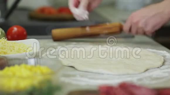 在厨房做披萨视频的预览图