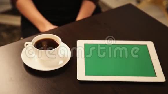 使用平板电脑和咖啡的人视频的预览图