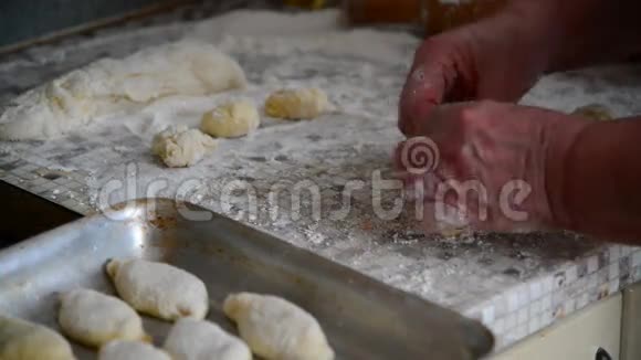 祖母在家厨房准备馅饼视频的预览图