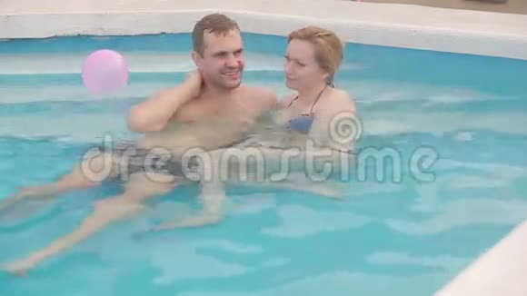 温泉地热温泉恋爱中的浪漫夫妇在热池里放松视频的预览图