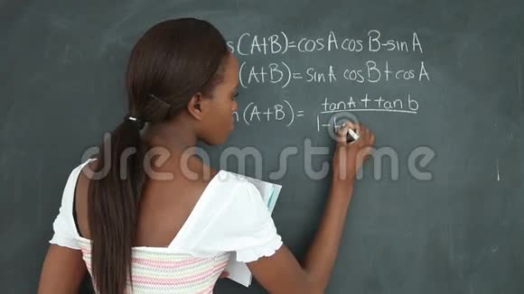 一个黑人学生在黑板上写的视频视频的预览图