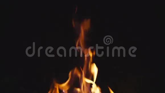 火焰在黑色上缓慢移动发出噼啪声可循环视频的预览图