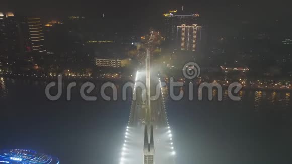 广州市大桥夜间汽车交通中国广东鸟瞰图视频的预览图