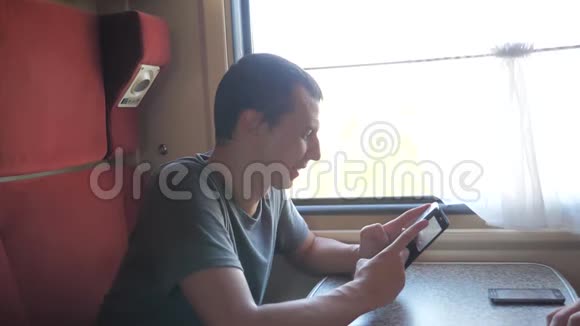 男子旅行者放松在火车上听音乐和微笑通过图片通过生活方式社交媒体慢慢慢慢视频的预览图