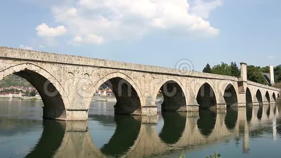 维舍格勒河的老石桥视频的预览图