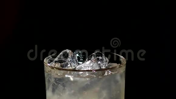 一块冰块掉进一杯水中视频的预览图