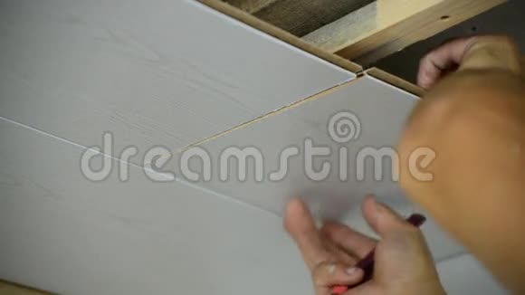 工人制作中密度纤维板的天花板视频的预览图