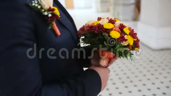新郎送给新娘一束婚礼花束视频的预览图