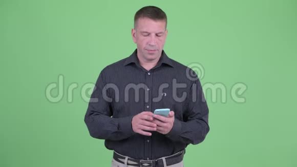 马乔成熟的商人用电话视频的预览图