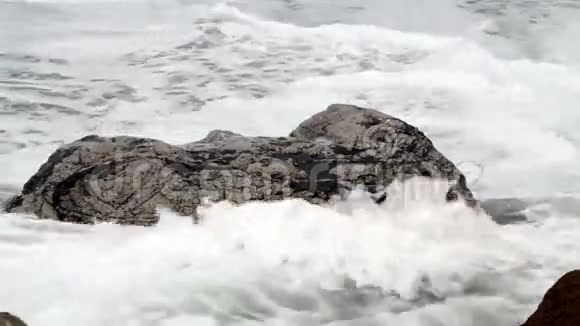 波浪围绕北加利福尼亚海滩岩石视频的预览图