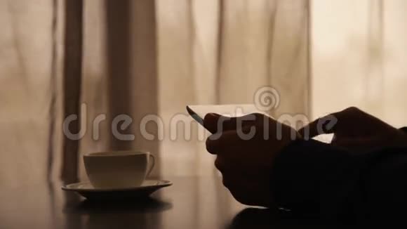 使用平板电脑和咖啡的人视频的预览图