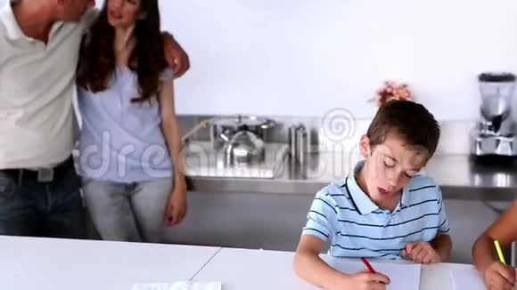 父母站在孩子旁边做作业视频的预览图